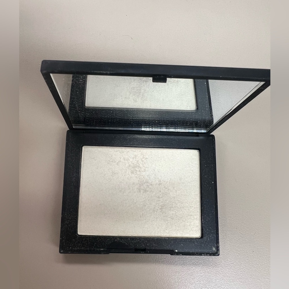 NARS highlighting powder